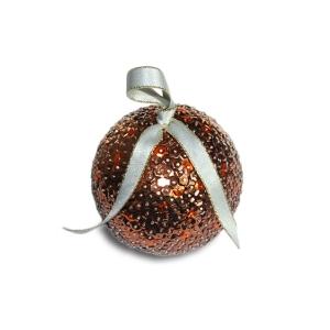 Fabriquer une jolie boule de Noël avec une boule de polystyrène et des paillettes à facettes pour briller sous les lumières de Noël