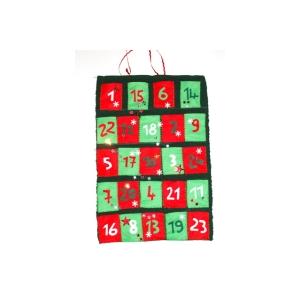 Bricolage d'un calendrier de l'Avent pour aider les enfants à patienter avant Noël. Le calendrier est réalisé avec un set de table et de la feutrine. Il peut être préparé avec les e