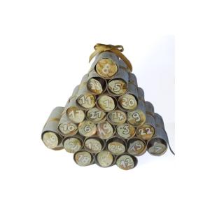 Un calendrier de l'Avent à fabriquer avec des rouleaux en carton. Une idée de bricolage de Noël pas chère qui amuse les enfant et décore joliment la maison