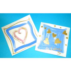 Réaliser une carte décorée de coeurs or et bleus