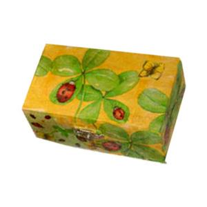 Coffret en bois décoré de motifs découpés dans des serviettes en papier