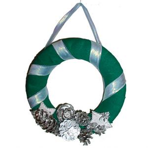 Personnaliser une couronne de Noël en polystyrène avec du papier crépon