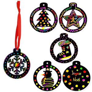 Et si le sapin de Noël était décoré de jolies boules multicolores en carte à gratter ? Les boules sont découpées dans de la carte à gratter noire, elles sont ajourées et il ne reste plus qu'à les déco