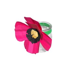 pot en verre et grosse fleur en papier