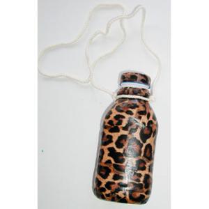 Une activité de collage pour transformer une simple bouteille en plastique en gourde d'aventurier pour partir en exploration pendant les vacances.