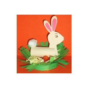 Lapin de Pâques sur l'herbe