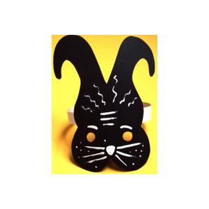 Bricolage pour réaliser un masque de lapin sur le thème de la jungle urbaine. Le masque est réalisé en noir et blanc comme une composition en négatif. Ce masque est facile et rapide à r&amp