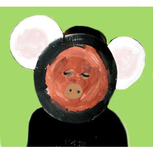 Enfant portant un masque d'ours 