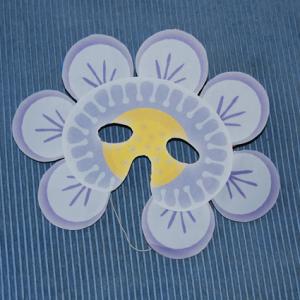 Bricolage pour réaliser un masque de fleur à imprimer et colorier ou à découper et coller. Deux versions sont proposées pour réaliser ce masque de fleur. Le masque fleur est réal