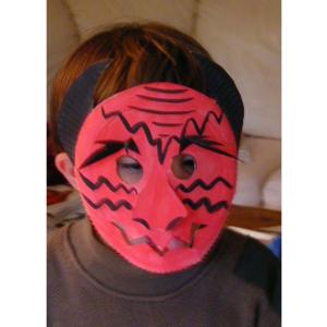 Garçon au masque de diable