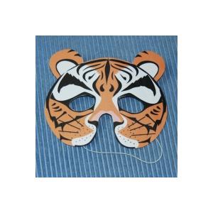 Des idées de masques simples à réaliser avec les enfants. Ces masques sont principalement faits avec des emballages recyclés.