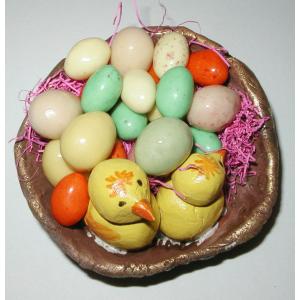 Nide de p&acirc;ques remplis de petits oeufs