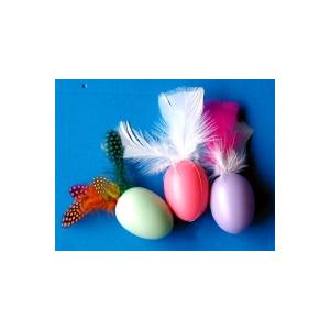 Décorer des oeufs pour Pâques avec des plumes
