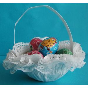 Panier réalisé avec des napperons en dentelle