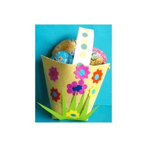 Panier de papier jaune décoré de fleurs
