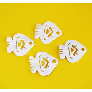 4 Poissons d'avril en papier découpé . Activité kirigami  qui ne nécessite pas l'utilisation de cutter mais de ciseaux . Un poisson amusant à fabriquer, pour décorer, pour s'amuser le 1er a