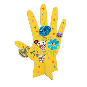 Main porte-bagues à la manière de Murakami