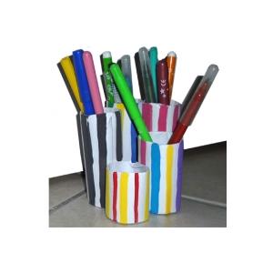 Range-crayons à la manière de Buren