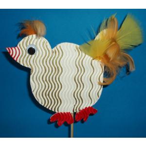 Poule en carton ondulé réalisée avec les enfants