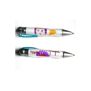 Une idée de petit cadeau personnalisé pas cher et rapide à faire. Ce stylo est personnalisé avec un dessin d’enfant à intégrer sous la partie transparente du stylo. A votre enfant