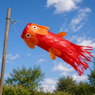 Une activité manuelle pour réaliser un manchon cerf volant. Appelé aussi carpe koi, ils sont des symboles emblématiques de la culture japonaise. Le manchon à air carpe koi japonais est un bricolage tr