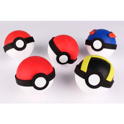 Apprenez à fabriquer une Pokéball réaliste avec une boule en polystyrène, de la peinture et du caoutchouc adhésif. Une activité manuelle ludique pour les enfants fans de Pokémon.
