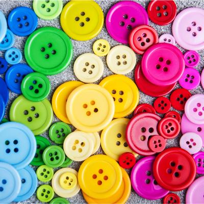 bouton - mot du glossaire Tête à modeler. Un bouton est un petit objet qui sert à fermer les vêtements. Définition et activités associées au mot bouton.