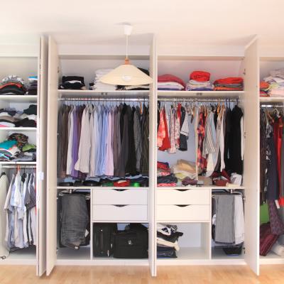 Armoire : Mot du glossaire Tête à modeler. Une armoire est un meuble haut et fermé   Activités associées