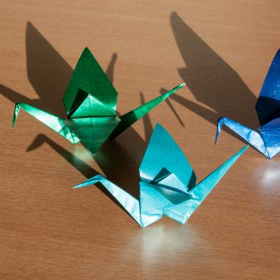 Pour bien comprendre ce mot japonais, il suffit de le découper en deux. « ORU » qui signifie « plier » et « KAMI » qui signifie « Papier ». Origami signifie donc « plier du papier ». Consultez notre d