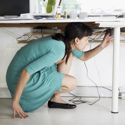 Abaisser - mot du glossaire Tête à modeler. Abaisser : C'est faire descendre d'un niveau, mettre plus bas. Abaisser la pâte, c'est l'action de diminuer l'épaisseur de la pâte avec un rouleau &am