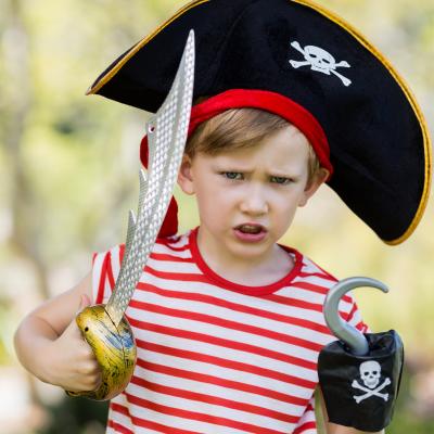Vous cherchez un accessoire pirate pour accessoiriser un déguisement de pirate enfant ? Épée, télescope, bijoux, bandanas, boussole ou coffre au trésor, on vous dit tout sur les accessoires de pirates