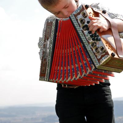 Accordéon : Mot du glossaire Tête à modeler. Un accordéon est un instrument de musique à vent qui possède un soufflet et un clavier.