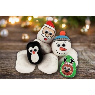 Transformez de simples galets en décorations de Noël avec des marqueurs et des yeux mobiles. Une activité manuelle rapide et ludique à faire avec les enfants pour embellir la maison ou offrir.