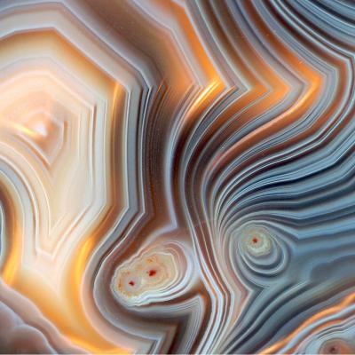 Agate : Mot du glossaire Tête à modeler. L'agate est une pierre très dure formée de couches de couleurs variées.   Activités associées.