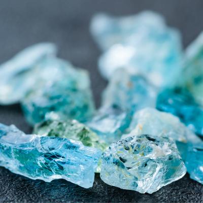 Aigue-marine : Mot du glossaire Tête à modeler. L'aigue-marine est une pierre semi-précieuse de couleur bleu pâle.  Activités associées.