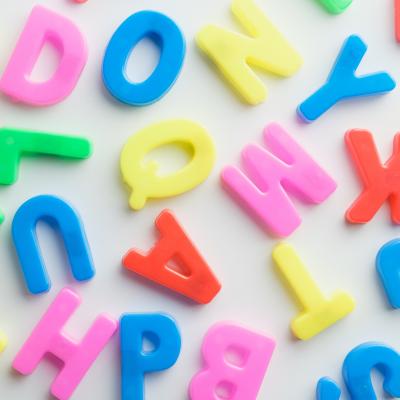 Alphabet : Mot du glossaire Tête à modeler. L'alphabet est l'ensemble des lettres d'une langue classées dans un ordre déterminé. Activités associées.