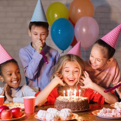 Anniversaire : Mot du glossaire Tête à modeler. Un anniversaire est le jour rappelant un événement qui a eu lieu au moins un an avant.  Activités associées.
