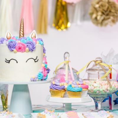 Anniversaire licorne : pour vous aider à organiser un anniversaire de licorne, Tête à modeler vous propose une sélection d'idées, de déguisement, de cartes d'invitation, de g&acir