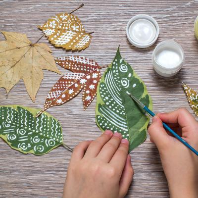 Collectionnez les coloriages de l'enfant sur un arbre en papier