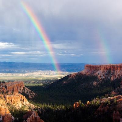Arc-en-ciel : Mot du glossaire Tête à modeler. Un arc-en-ciel est un phénomène lumineux en forme d'arc qui permet de voir la décomposition de la lumière en 7 couleurs Activités as