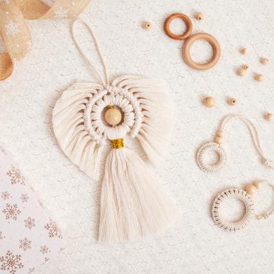 Retrouvez nos idées de déco de Noël en macramé et réalisez vous-même vos suspensions et couronnes pour les fêtes.