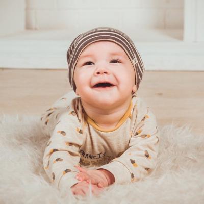 Bébé - mot du glossaire Tête à modeler. Un bébé est un très jeune enfant. Dossier sur le bébé
