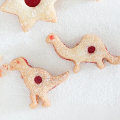 Le biscuit dinosaure à la confiture est une très bonne recette à préparer avec les enfants pour un goûter sue le thème des dinosaures.