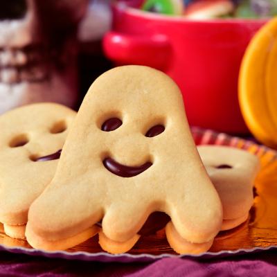 Vous cherchez une recette de biscuit Halloween ? Suivez cette recette afin de pouvoir réaliser ces biscuits fantomatiques d'Halloween qui seront délicieux. Validé par les petites et grands monstres po