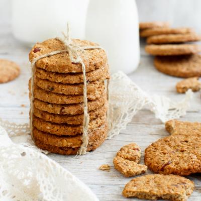Une très bonne recette de petits biscuits à la vanille. La crème fraîche et la levure donne de la légèreté à ces biscuits à la vanille. Les enfants sont vite