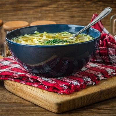 Une recette toute simple pour les dîners légers et économiques. Le bouillon de poulet est agrémenté de petites pâtes à potage ce qui en fait un bouillon spécialement ada