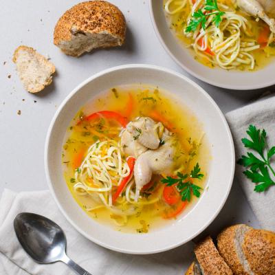 Une recette de bouillon de poulet minceur à préparer avec une carcasse de poulet et les restes de poulet. Ce bouillon de poulet est très économique et peut être réalisé avec la ca