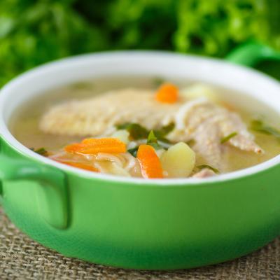 Bouillon de poule : une soupe facile et économique. Le bouillon de poulet est une délicieuse soupe à faire avec les restes de poulet ou une carcasse de poulet. Le bouillon de poulet peut aussi servir 