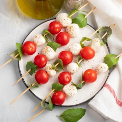 Brochettes de tomate et fromage à préparer pour un snack, buffet ou brunch. Une idée amusante pour consommer des tomates.