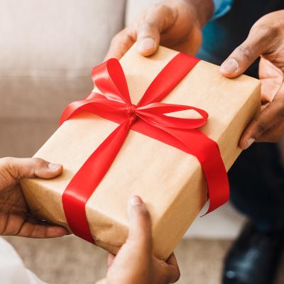 cadeau - mot du glossaire Tête à modeler. Le cadeau est quelque chose que l'on offre à quelqu'un. Définition et activités associées au mot cadeau.